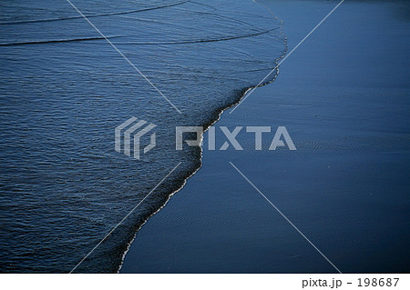 砂浜 引き波 海岸 波の写真素材 - PIXTA