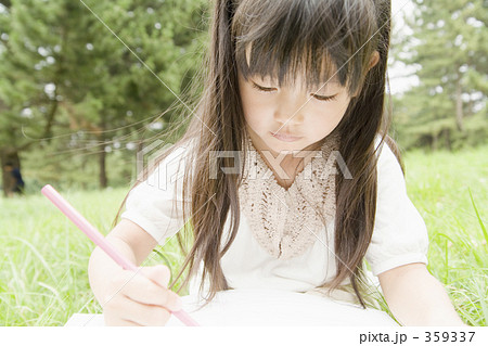 女子 幼児 5歳 女児の写真素材