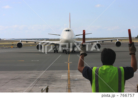 地上誘導員 飛行機 青空の写真素材