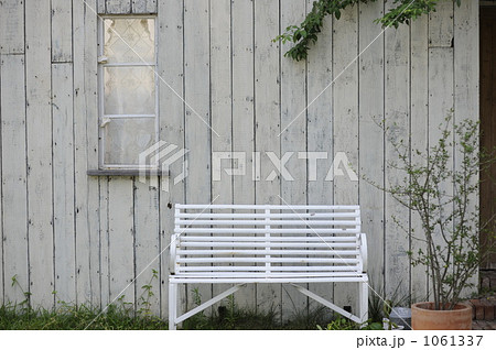 ベンチ おしゃれ イス 白壁の写真素材