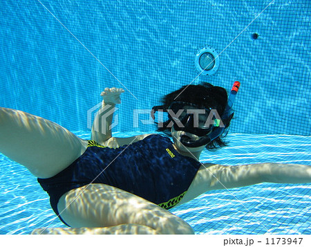 女子小学生水着盗撮 女の子 水中 プール 小学生の写真素材 - PIXTA