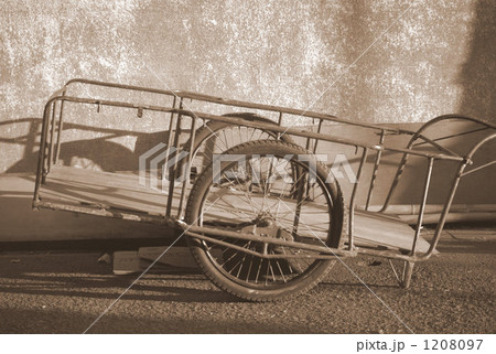 リヤカー レトロ セピア 荷車の写真素材