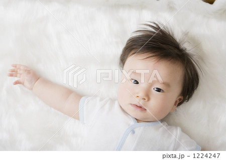 人物 赤ちゃん 男の子 日本人 かわいいの写真素材