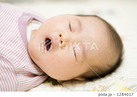赤ちゃん あくび 可愛い 顔アップの写真素材