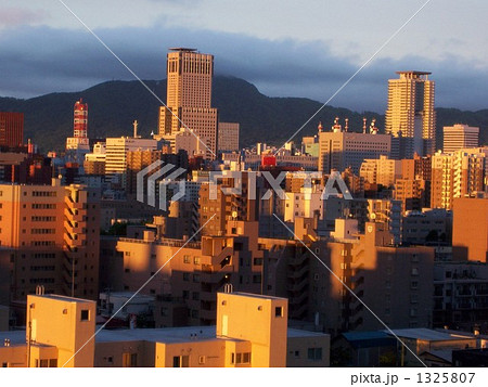 都会 朝焼け ビル群 札幌市の写真素材
