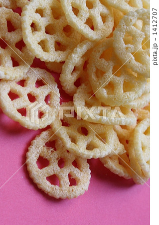 スピン 桃色 お菓子 まるの写真素材