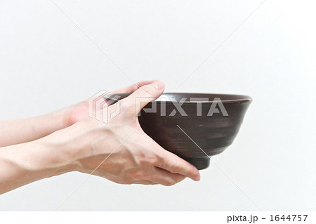 手 持つ 器 椀 お茶碗の写真素材 Pixta