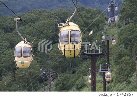 ロープウェイ ゴンドラ 乗り物 山中の写真素材