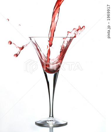 こぼれる リキュールグラス グラス 液体の写真素材