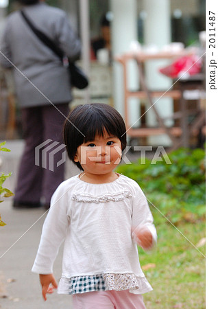 丸首 子供 丸顔 女の子の写真素材