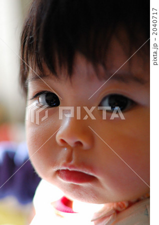 子供 顔 赤ちゃん ドアップの写真素材
