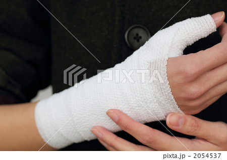 治療 骨折 片手 包帯の写真素材