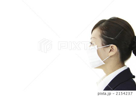 若い女性 横顔 マスク 冬イメージの写真素材