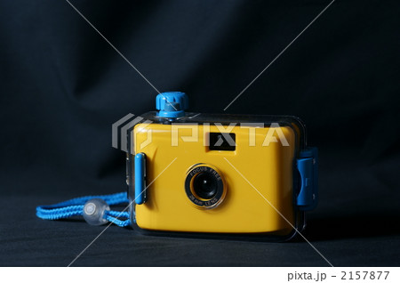 トイカメラ 防水ケース 黄色 かわいいの写真素材