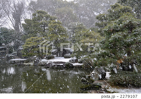 渉成园日式庭院池塘雪景日本庭园日本庭院照片素材