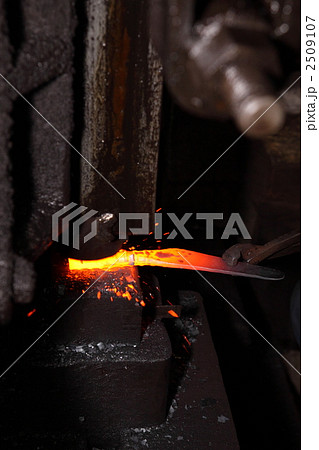 鍛冶屋 鋼 鍛造 炉の写真素材