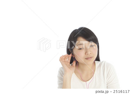 女性 横顔 耳 イヤホンの写真素材