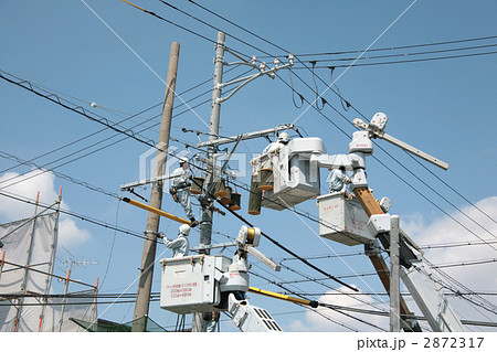 電気工事 特殊車両 高所作業車 電気屋さんの写真素材