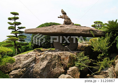 石灯籠 獅子乗大石灯籠 日本庭園 庭石の写真素材 - PIXTA