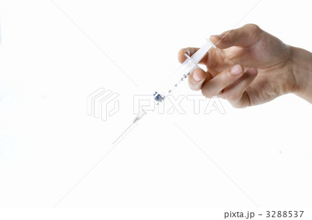 手 注射器 注射 注射針の写真素材