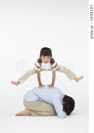人物 親子 ジャンプ 馬跳びの写真素材