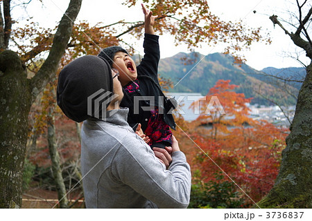 人物 男性 手を伸ばす 横向きの写真素材