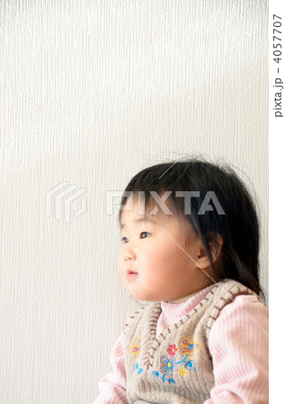 子供 顔 赤ちゃん ドアップの写真素材