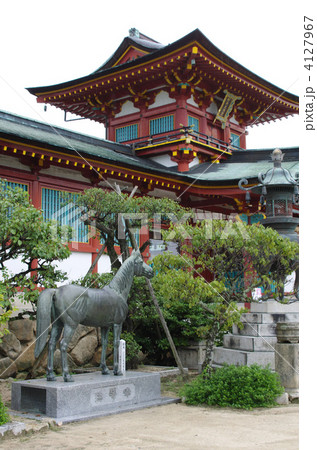神社 本殿 防府天満宮 馬の写真素材
