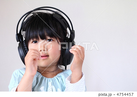 ヘッドフォン ヘッドホン 音楽鑑賞 子供の写真素材