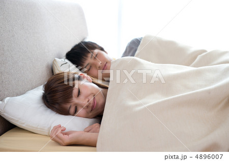 カップル 寝る 睡眠 眠るの写真素材