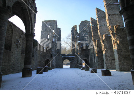 修道院 雪 遺跡 廃墟の写真素材