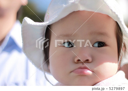 ふてぶてしい 子供 ブサイクの写真素材