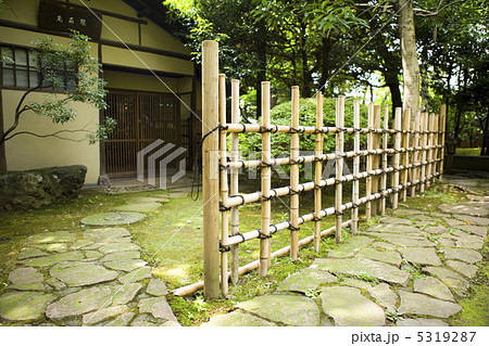 庭 日本庭園 垣根 竹格子の写真素材