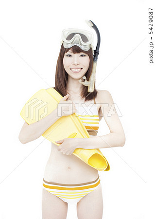 女性 ダイビング 水着 ビキニ 若い 女の子 白 マスク 夏の写真素材