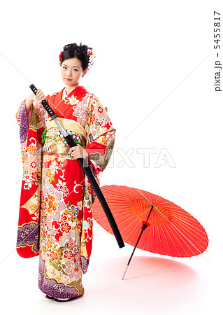人物 女性 刀 日本刀 伝統 晴れ着 着物 和服 代 振袖の写真素材