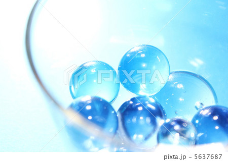 ガラス球 ビー玉 綺麗 複数の写真素材