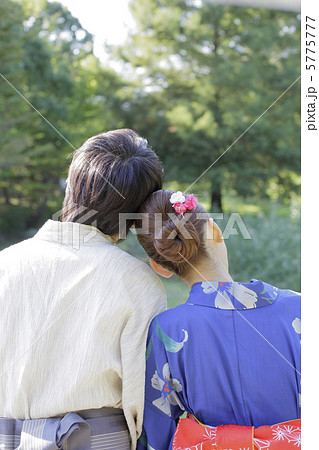 人物 カップル 後ろ姿 着物 浴衣 緑 代 レジャーの写真素材