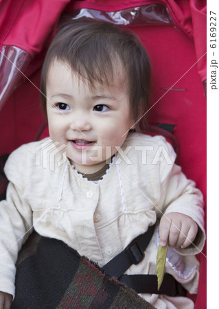 子供 赤ちゃん 女の子 日本人の写真素材