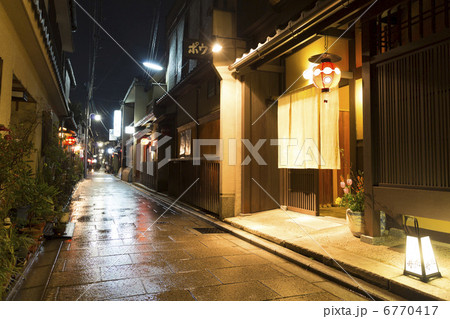 西花見小路 西花見小路通り 夜景 石畳の写真素材