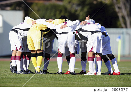 円陣 サッカー サッカーボール スタジアムの写真素材