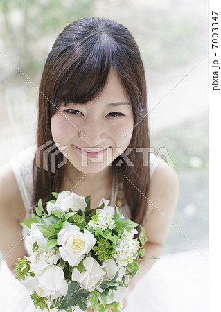花 両手 日本人 持つ 女性 ライフスタイル 若い 花束の写真素材 Pixta