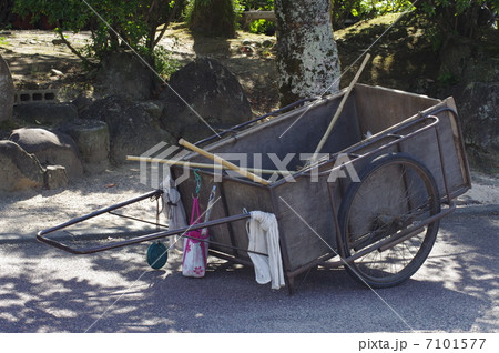 リヤカー 台車 掃除道具 大八車の写真素材 リヤカー 台車 掃除道具 大八車の写真素材