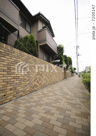 住宅街 民家 塀 住宅地の写真素材