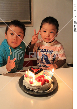 4歳 誕生日 ケーキ 手作りの写真素材 4歳 誕生日 ケーキ 手作りの写真素材