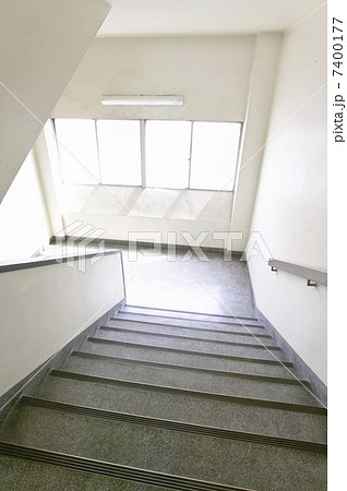 階段 学校 朝 光 屋内の写真素材 階段 学校 朝 光 屋内の写真素材