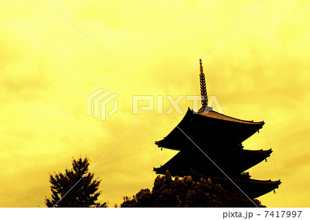 寺 シルエット 神社仏閣 五重塔 日本 和風イメージの写真素材
