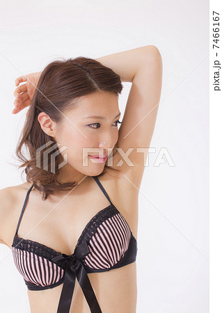 水着　腋毛 女性 水着 ビキニ 腋の写真素材 - PIXTA