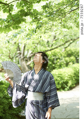 男性 人物 扇子 公園の写真素材