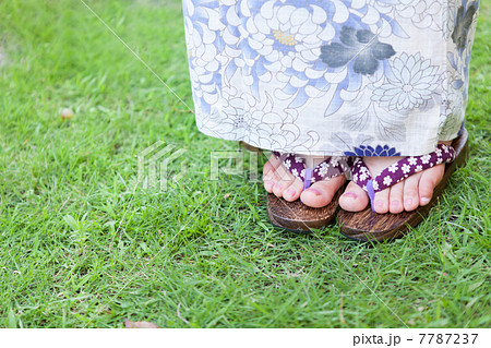 女性 着物 和服 足元 裾 下駄 屋外 人物 若いの写真素材