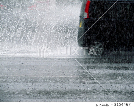 豪雨 車 雨 水はねの写真素材